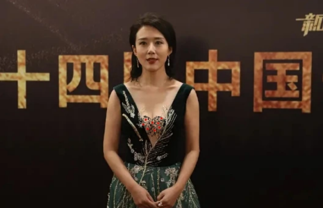 著名女演员颜丹晨：44岁勇敢给小丈夫生子，曾因最美嫦娥走红