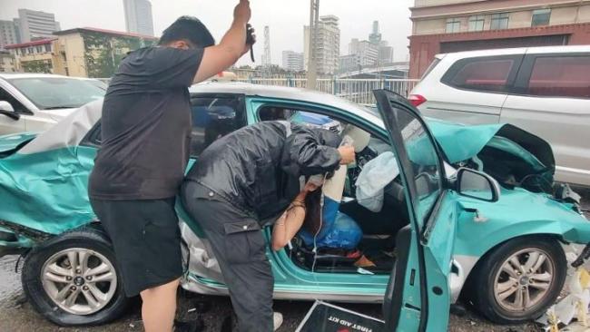 济南一天桥上发生车祸：两车相撞一人被困，消防冒雨救援