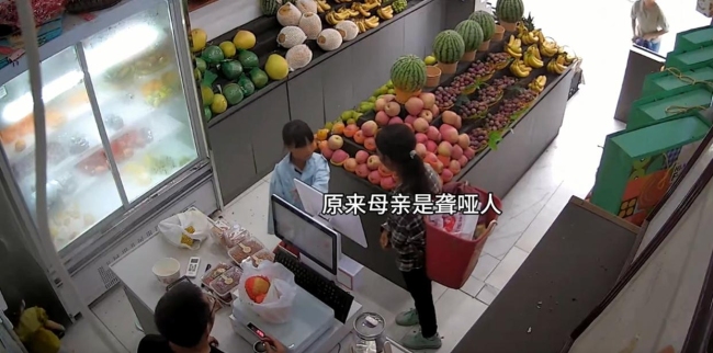 聋哑母亲带女儿买水果，暖心店主主动降价，网友纷纷为其点赞