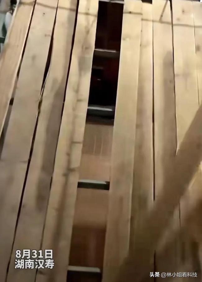 家长称孩子宿舍床板松动,，损坏成了条状