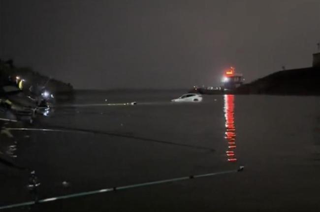 夜钓男子被轿车撞入水中溺亡 目击者：肇事小车上当时并没有人