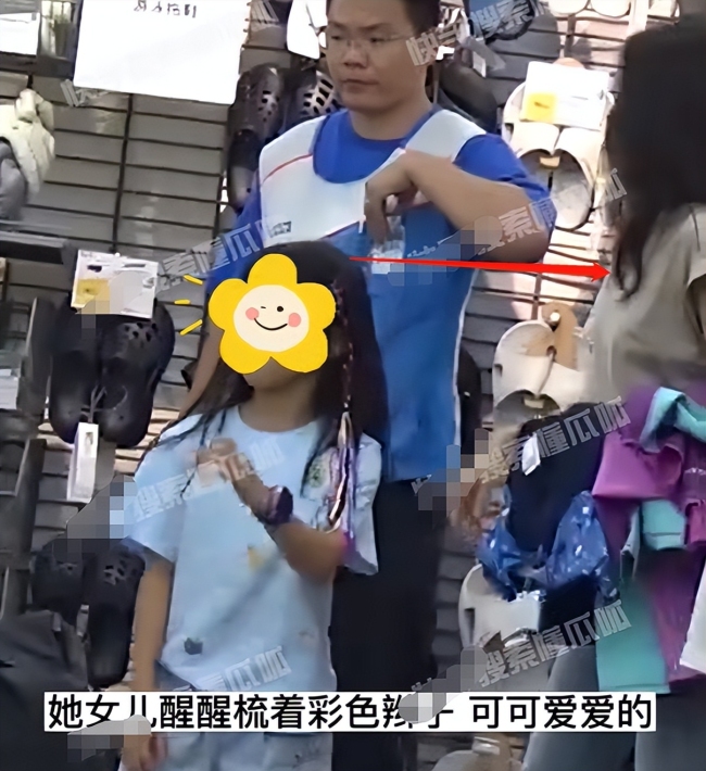 章子怡带儿女逛街，2岁儿子商场玩闹很调皮，正面曝光酷似汪峰