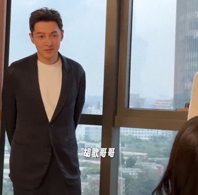 九岁摄影师拍的胡歌吴磊 可爱的小女生掌镜拍出不一样的帅气