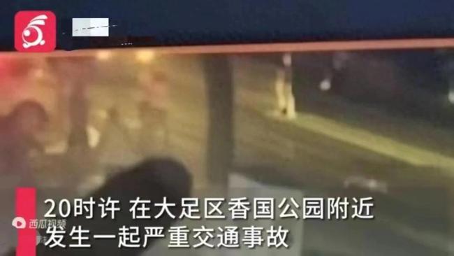 重庆大足区发生一起车祸：围栏被撞翻 多车损坏严重