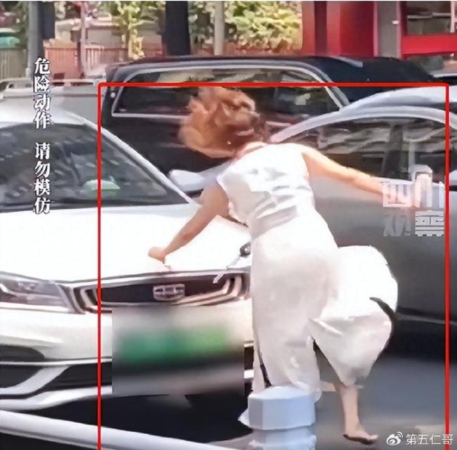 女子在马路中间用高跟鞋打砸车辆，知情人透露更多细节！