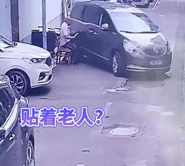 商务车多次贴着老人倒车，直接将老人撞倒！