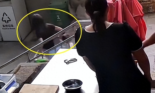 男子见围墙开裂提醒行人走快点,随后整片倒塌母女成功躲过一劫