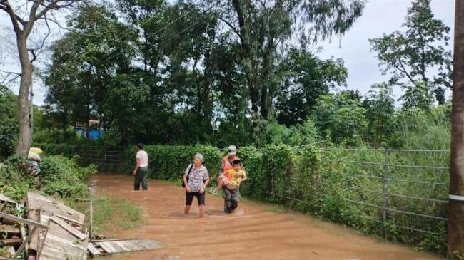 北海一消防员抢险被冲走 当地多个部门正在组织力量搜救失联人员