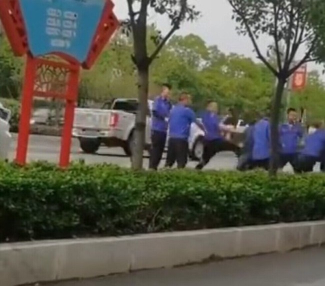 城管局否认城管踢踹群众：归街道办管理，我们管不了