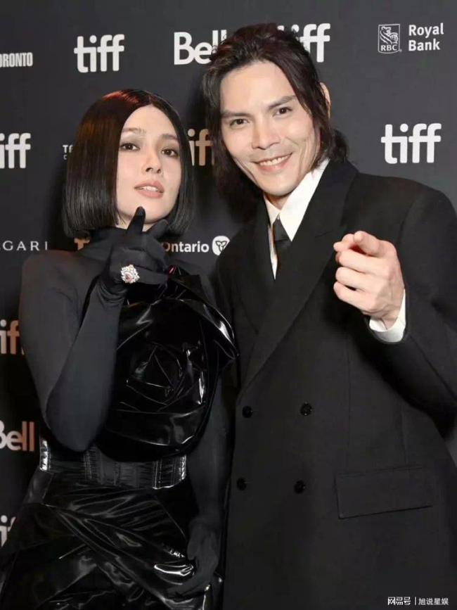 郭碧婷向佐合体宣传新片 这显老的妆容和假发不知道的还以为是个蜡像