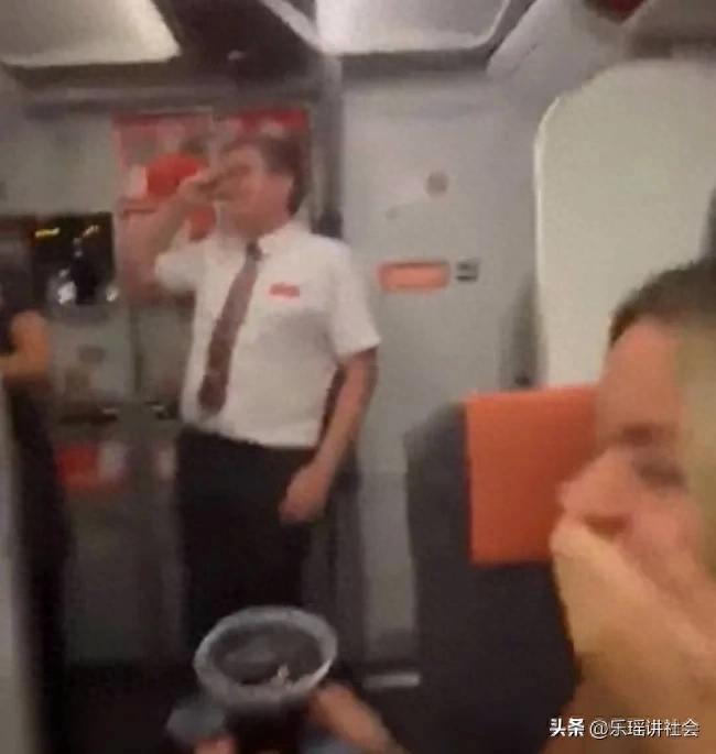 场面尴尬！夫妻航班上发生不雅行为 空乘打开厕所乘客惊呼：我的天呐