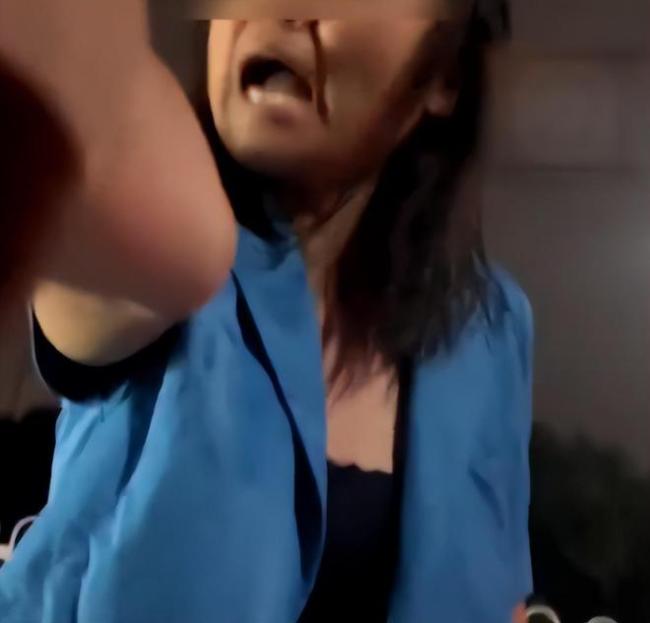 男子遭奥迪女司机掌掴 是谁给她的"勇气"，这么理直气壮的指责别人