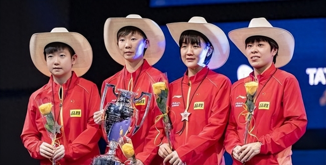 孙颖莎下高台站不稳,险些亲到陈梦,被王曼昱搀扶上台,场面爆笑