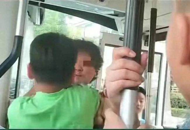 男孩公交上与老人起争执骂老人被扇耳光,疑老人挑衅在先