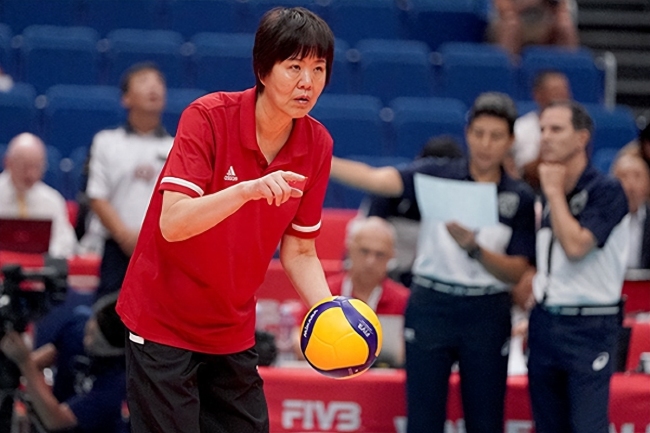 郎平教练希望向年轻人传递一个简单而深刻的信息:女排不仅仅是一项