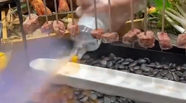 女子在饭店用餐时被烧伤 餐厅：顾客为拍视频要求多加酒精