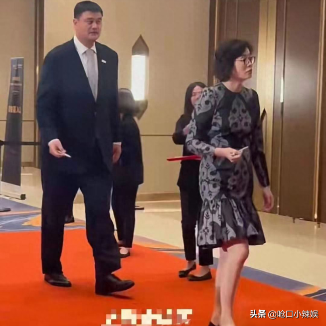 43岁姚明与妻子叶莉同框,穿黑底花纹连衣裙,网友:换发型吧