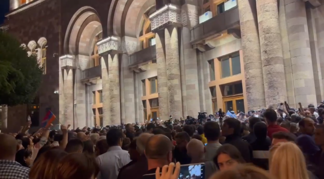 大批民众在亚美尼亚政府大楼前抗议