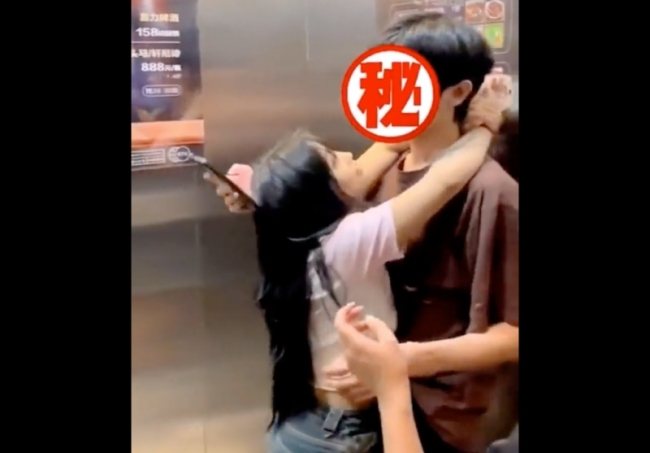 男子电梯遭陌生女子搂抱，场面尴尬至极