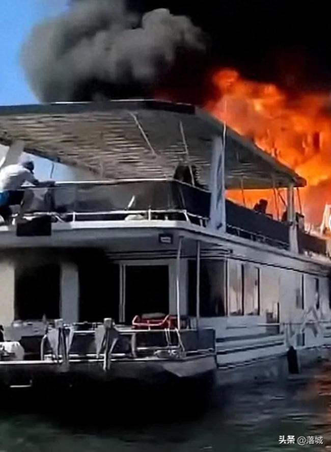 美国一游艇湖中起火，船员们跳入湖中逃生