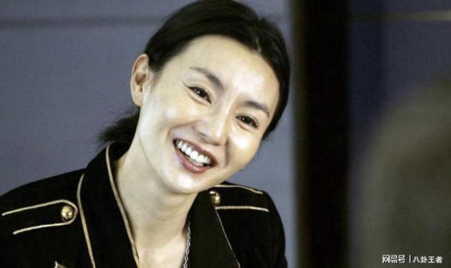 59岁张曼玉久违复出59岁皮肤白皙自然变老曾前后推掉40多个剧本