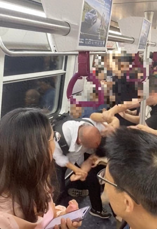 头破血流！深圳地铁两男子互殴 疑因过于拥挤爆发冲突 警方回应