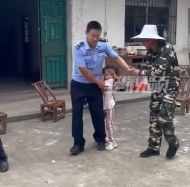 民警帮收稻谷，小女孩抱腿挽留民警吃饭
