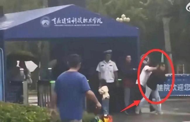 女子掌掴保安后被抱摔 校方：双方正在派出所处理此事