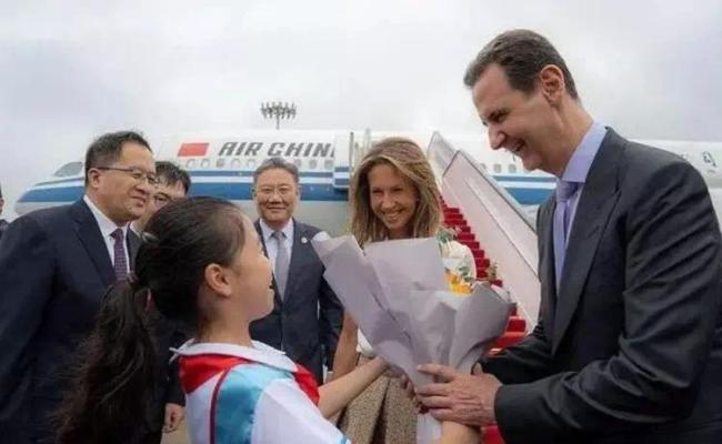 网友偶遇叙利亚总统夫妇 游客摸叙利亚夫人的脸