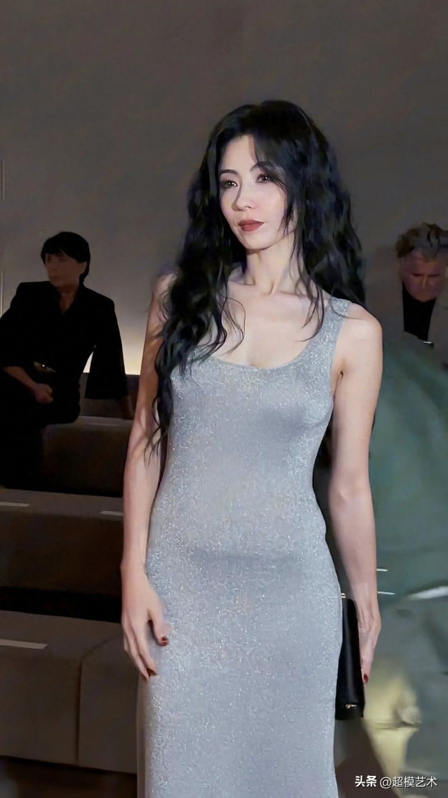 张柏芝银色露背长裙造型，美出高级感，这才是女神！