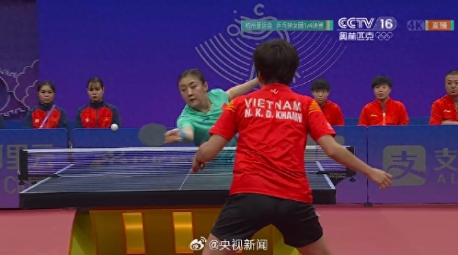 越南女队化身国乒小迷妹 赛后排队找孙颖莎签名