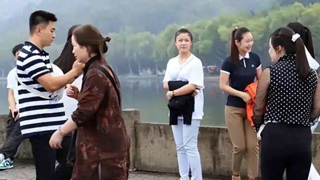 朝鲜运动员逛杭州被偶遇，穿着朴素大方