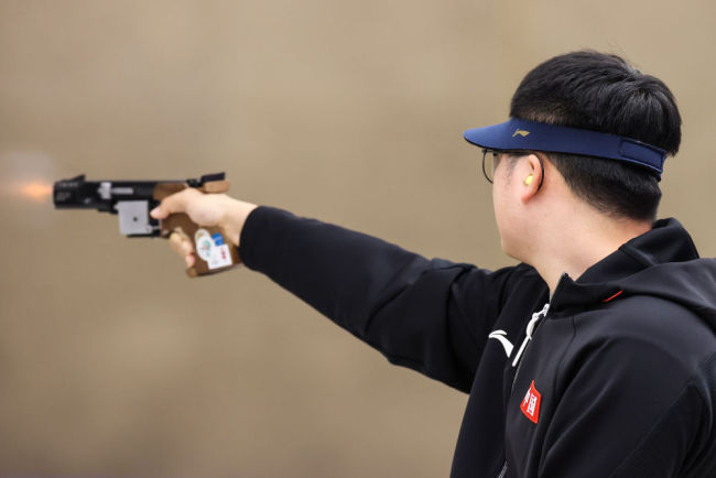中国枪手包揽男子25米手枪速射双金并刷新世界纪录