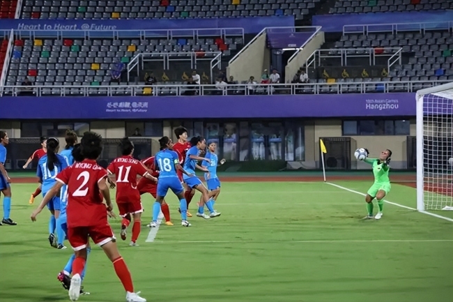 大哥现场教朝鲜啦啦队用中文加油，朝鲜女足7-0战胜新加坡女足向观众席鞠躬致谢