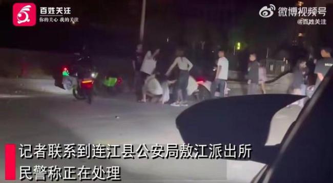 一女生街头被多人拽头发扒衣裤围殴，扒其衣裤，当地警方：已介入！