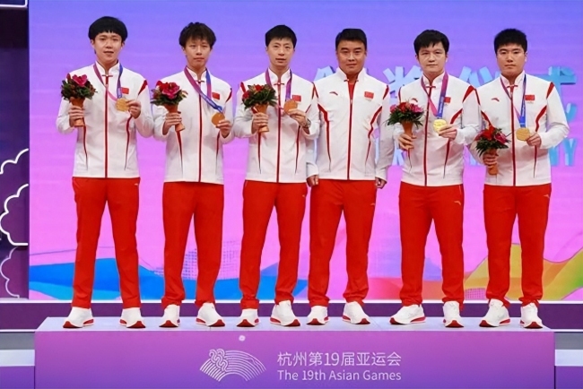 国乒男团领奖时牵手失败 实现亚运会男团八连冠