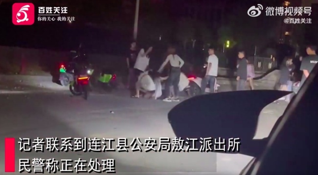 福州一女孩当街遭围殴脱衣裤 当地警方回应：正在处理