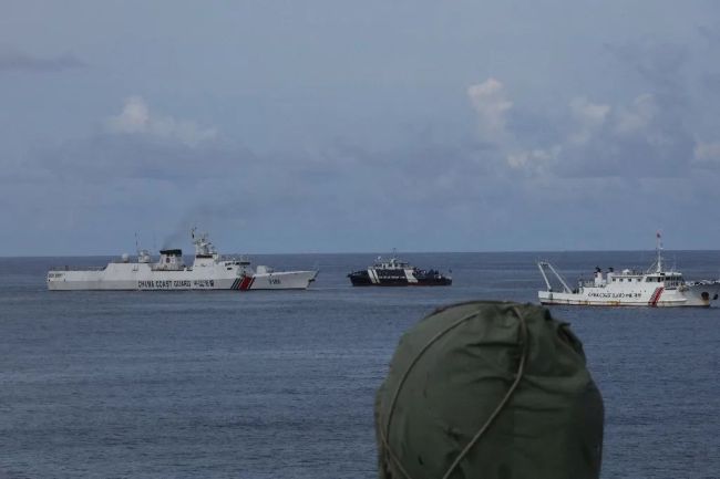 菲律宾公务船非法侵闯黄岩岛，中国海警局发声