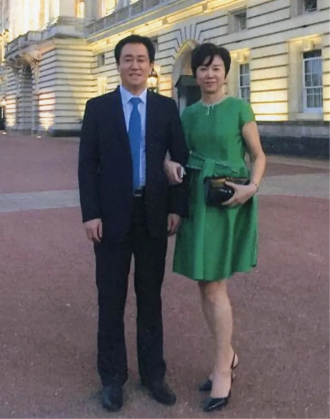 许家印被带走前已不能见外人，“前妻”丁玉梅7月下旬飞离香港