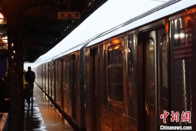 美国纽约遭暴雨洪水袭击 市长宣布纽约进入紧急状态
