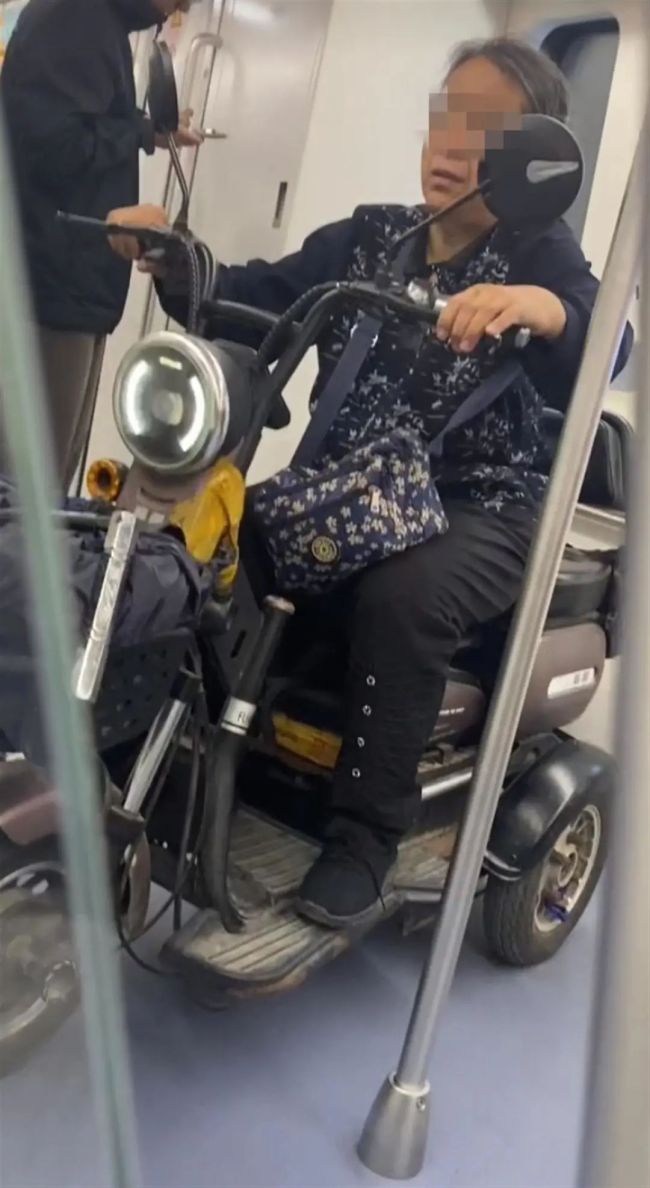 沈阳地铁谈老人骑三轮进车厢：将由相关部门进行调查