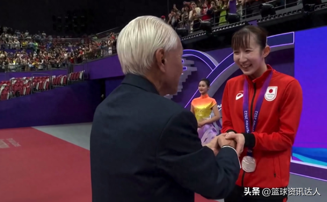 孙颖莎女单夺冠！马琳含热泪，早田希娜颁奖笑开花，孙颖莎展大度邀早田希娜合影