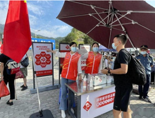 志愿者热情投喂黄山游客，暖心故事感动众多人