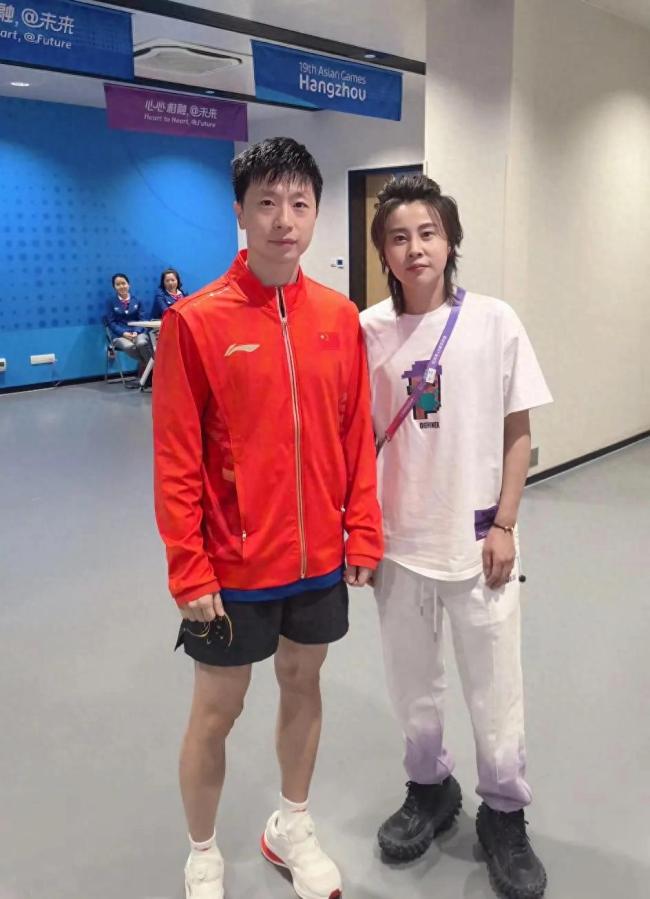 王濛与马龙击掌，马龙手足无措 王濛的社牛和马龙的社恐碰在一起太搞笑了