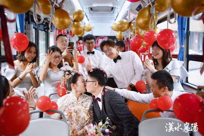 下一站，幸福！襄阳一对新人用公交当婚车接亲