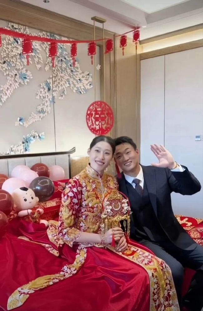 奥运冠军刘晓彤举办婚礼 身穿白色婚纱尽显端庄大气