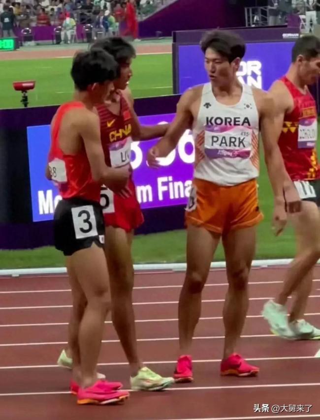 友谊第一！中日韩三国选手相互安慰 赛后勾肩搭背交流场面友爱