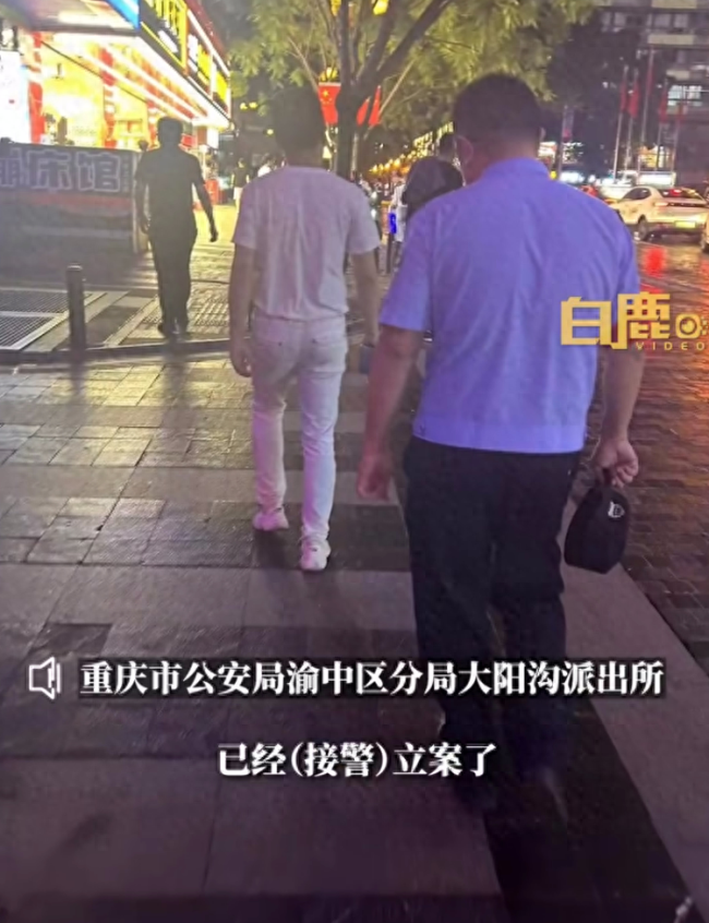 重庆一游客拒乘船被辱骂 穷酸又没有钱，还脾气大