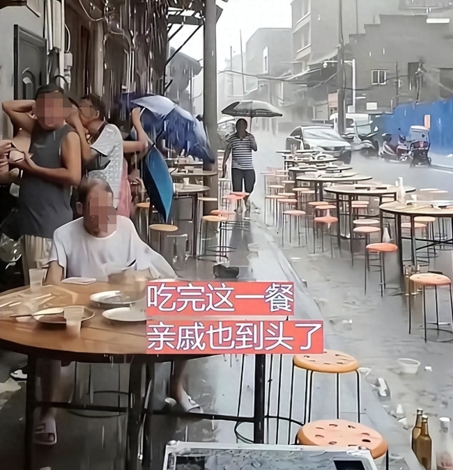 四川婚礼现令人心酸一幕，一男子雨中吃席