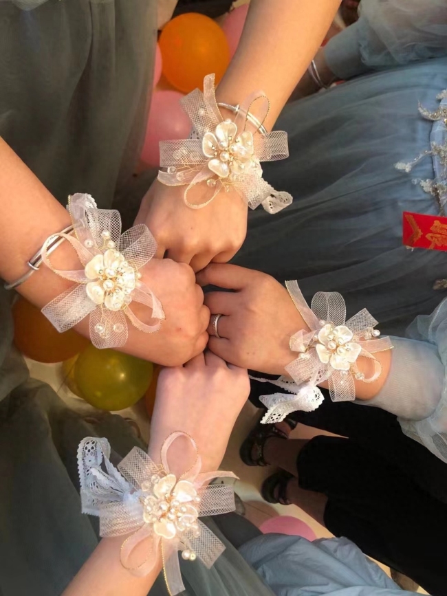 职业伴娘假期8天8场婚礼，新行业会让婚礼变味吗